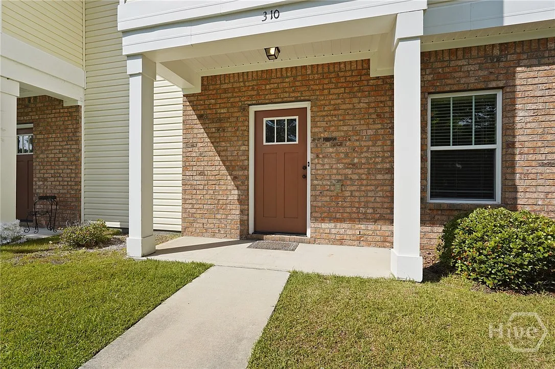 3 bed, 2.5 bath, 1556 sqft, $1,895 — Photo 2
