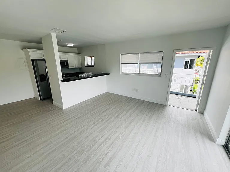 2033 Calais Dr #10 — Photo 4