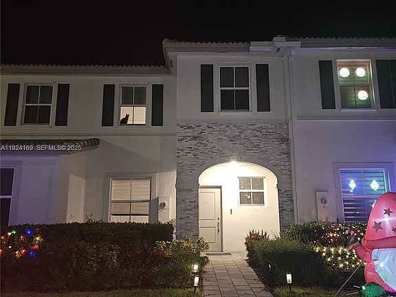 3rd image of 2637 SE 17th St #2637