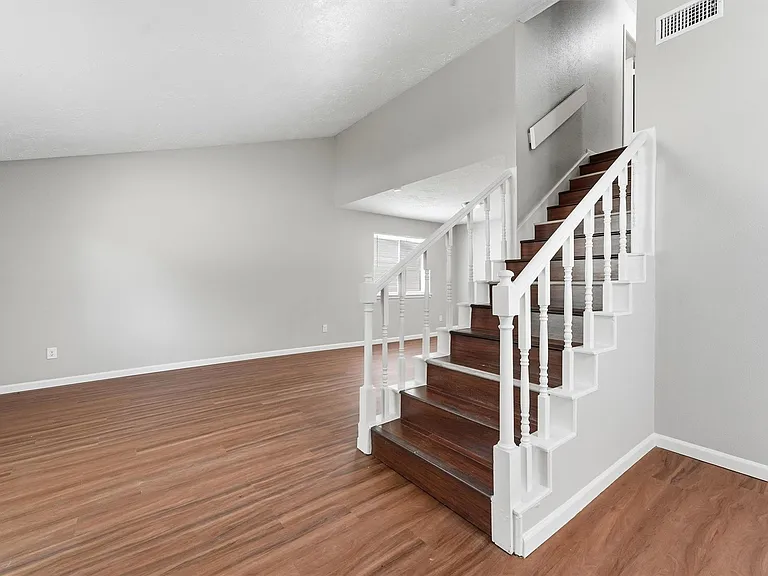 2042 Bridge Cross Ln — Photo 4