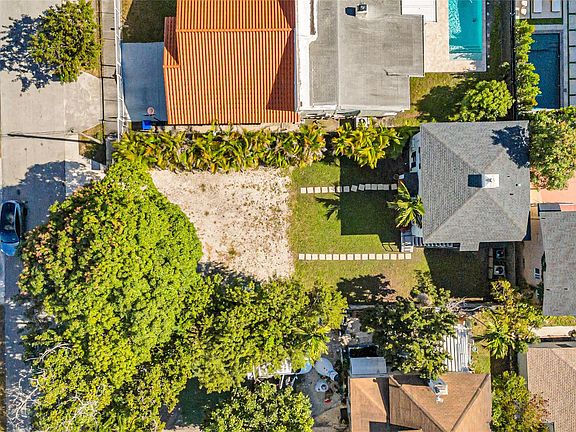 4th image of 2612 SW 19th Terrace