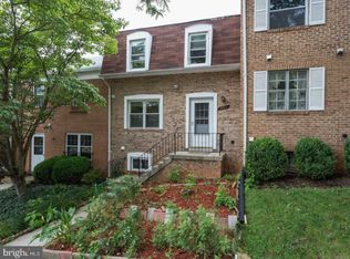 9902 Lakepointe Dr, Burke, VA 22015