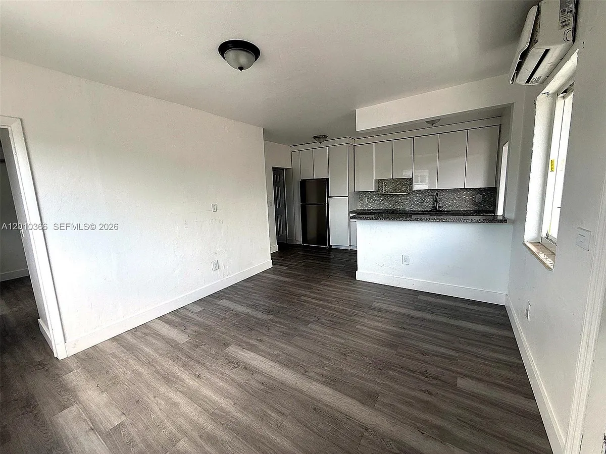 Building Photo - 1885 SW 4th St #3