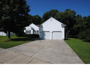 4 Meadowview Dr, Burlington, NJ 08016