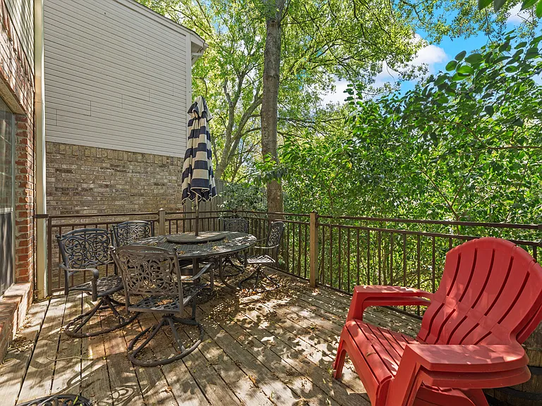 2823 Savannah Ct — Photo 18