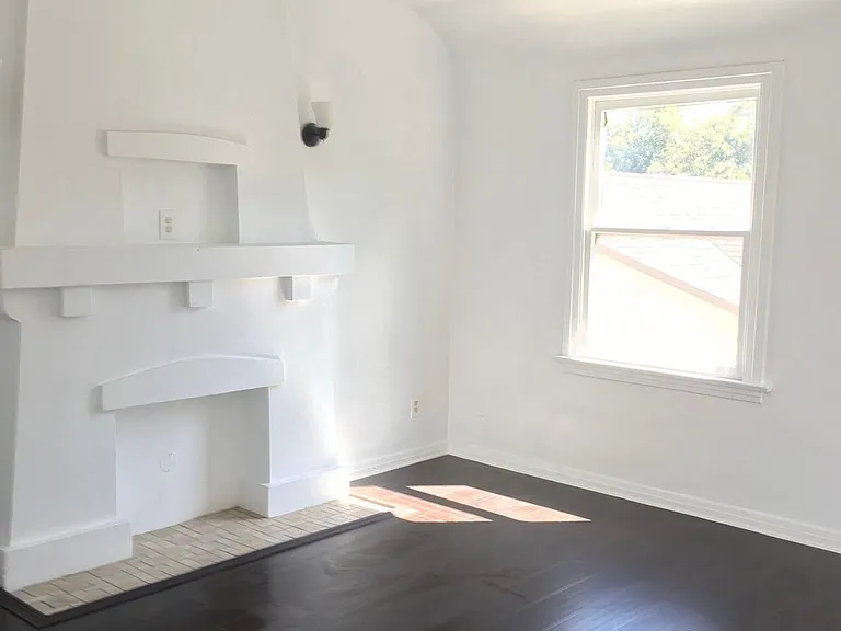 1882 Oregon Ave — Photo 2