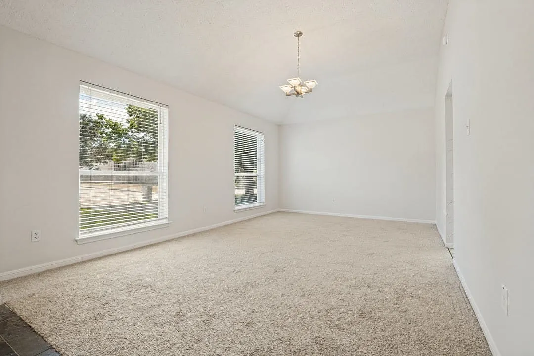 4 bed, 2.0 bath, 2035 sqft, $2,100 — Photo 2