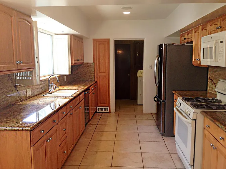 10786 Ashton Ave — Photo 2
