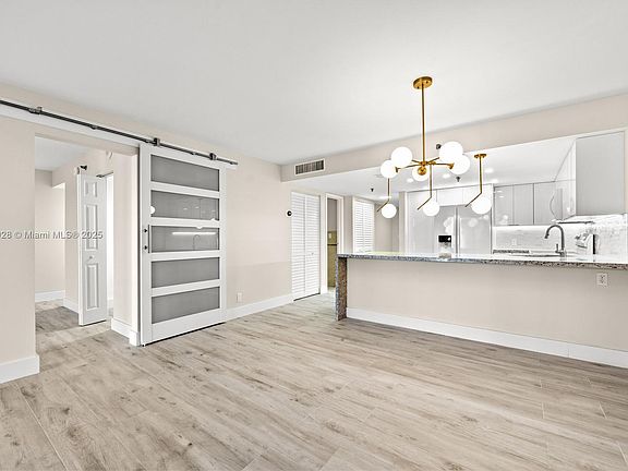 4th image of 2625 Collins Ave #309A