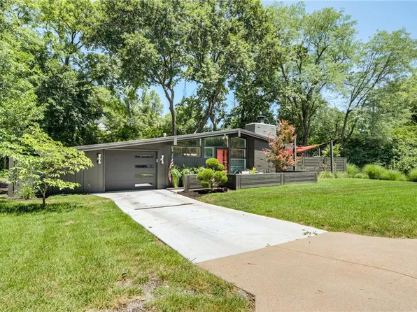 2204 W 71st Ter, Prairie Village, KS 66208