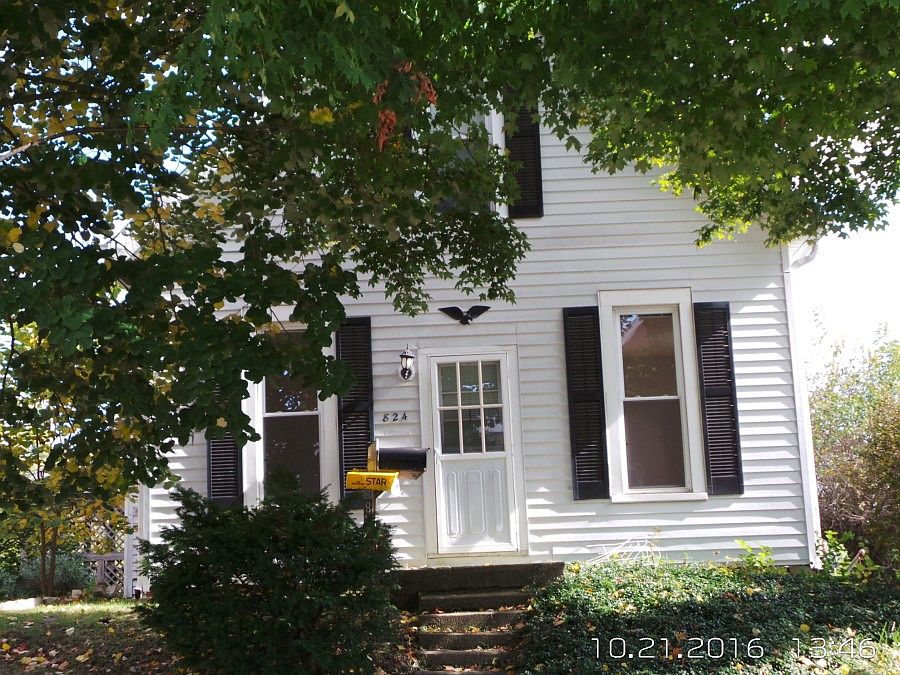 1st image of 824 S 11th St