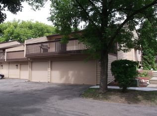 132 W Eagle Lake Dr, Maple Grove, MN 55369