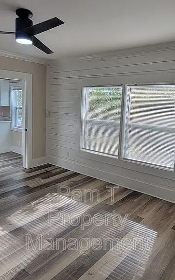 16 Helmken St — Photo 10