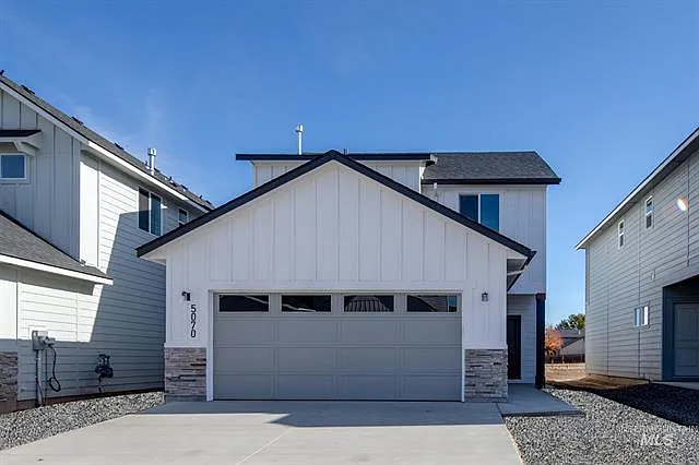 2204 S Border Way — Photo 2