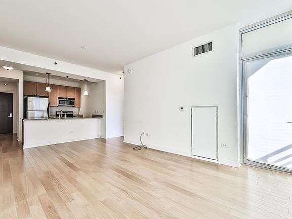 3rd image of 1400 S Michigan Ave APT 812