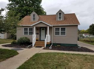 812 6th St, Camanche, IA 52730