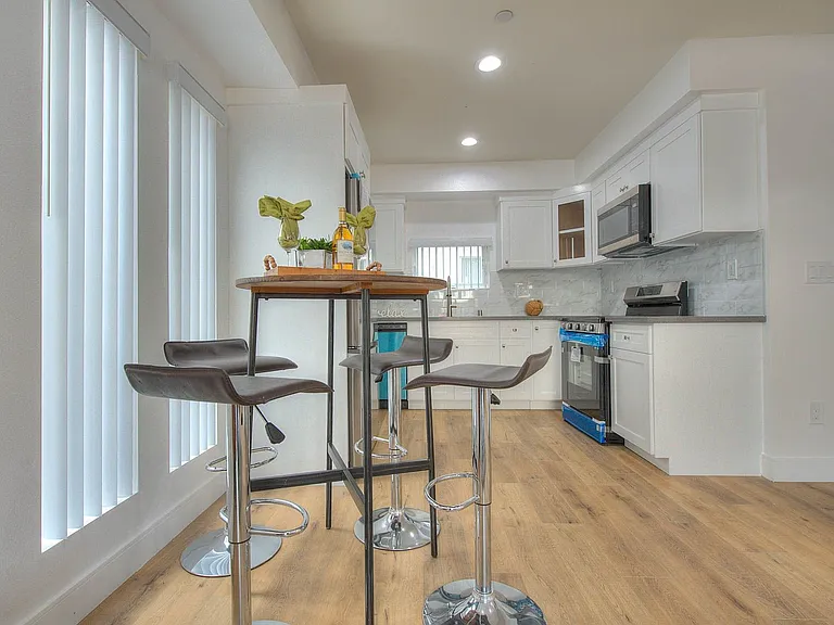 11732 Hamlin St — Photo 9