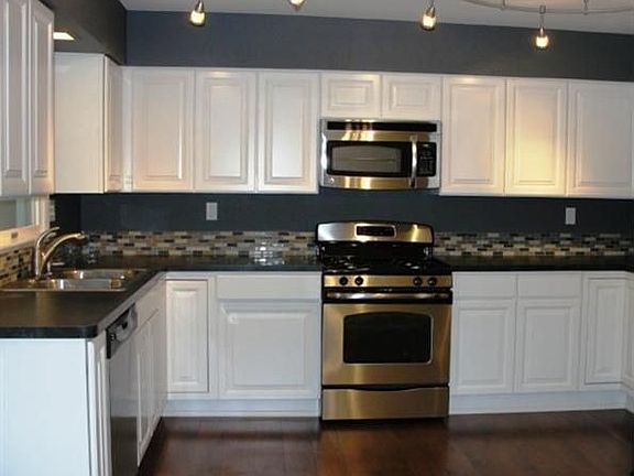 5th image of 1034 E Glen Park Ave