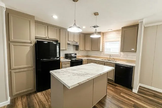 3 bed, 2.0 bath, 1120 sqft, $2,065 — Photo 4