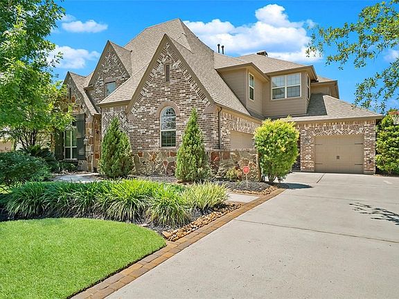 Beautiful 5 bedroom home with pool/spa and outdoor kitchen.