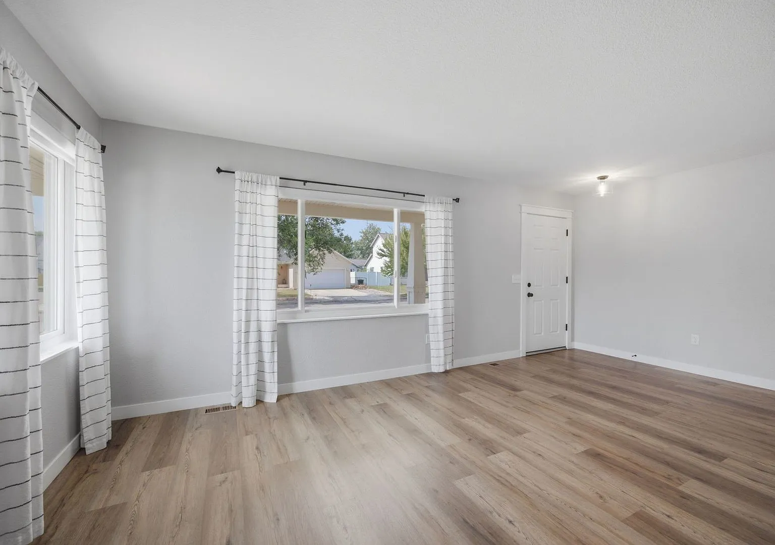 Beautiful 3 Bed 2 Bath Home — Photo 4