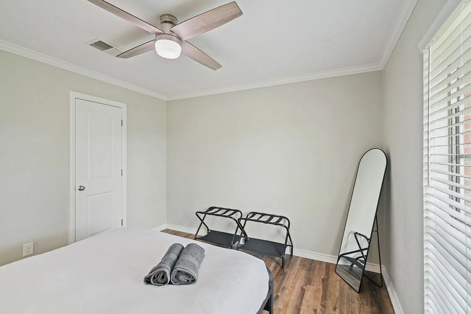 4 bed, 2.0 bath, 2088 sqft, $6,770 — Photo 2