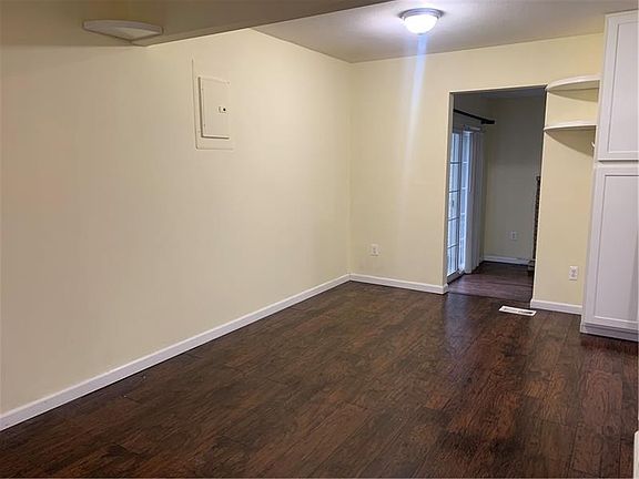 4th image of 429 Sussex Dr