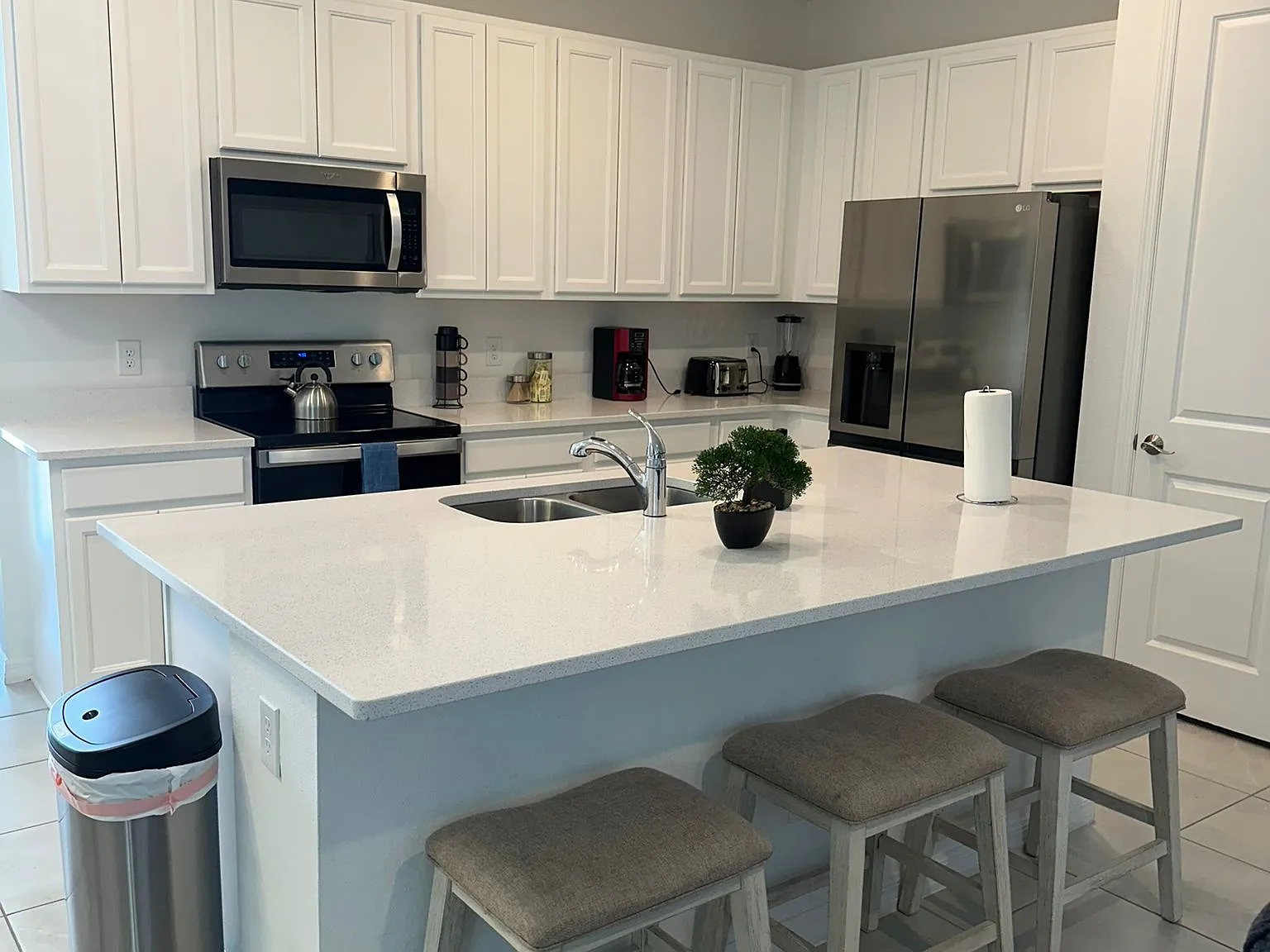 3 bed, 2.5 bath, 1624 sqft, $2,000 — Photo 3