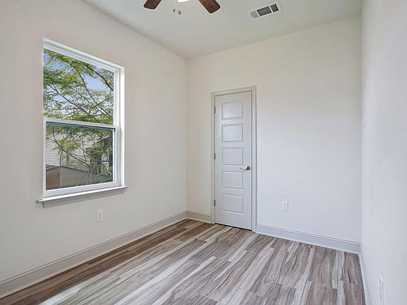 3rd image of 8837 Palm St