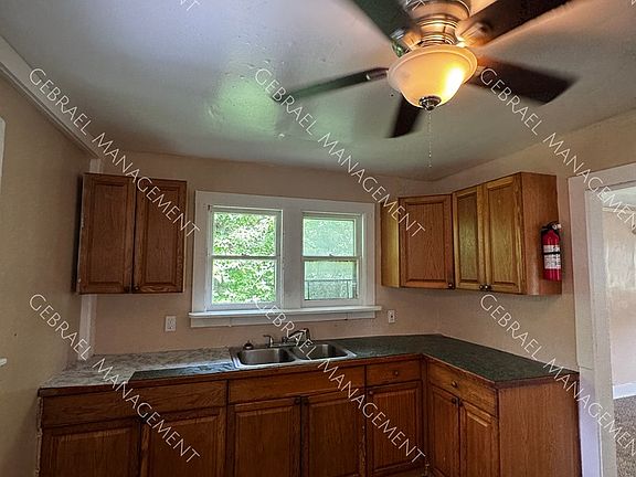 5th image of 3208 Holly Ave