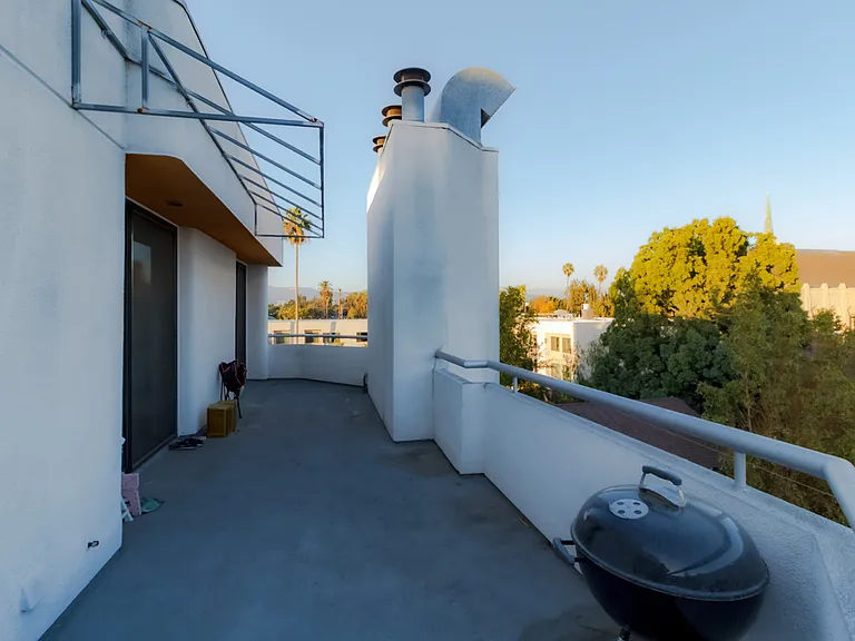 326 Westminster Ave #Penthouse 404 — Photo 24