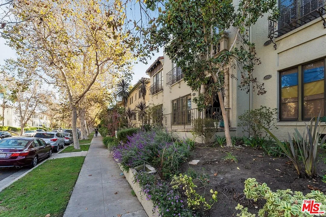 3 bed, 2.0 bath, 1800 sqft, $5,150 — Photo 3