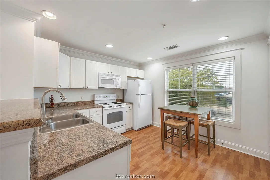 2 bed, 2.5 bath, 1052 sqft, $2,100 — Photo 3