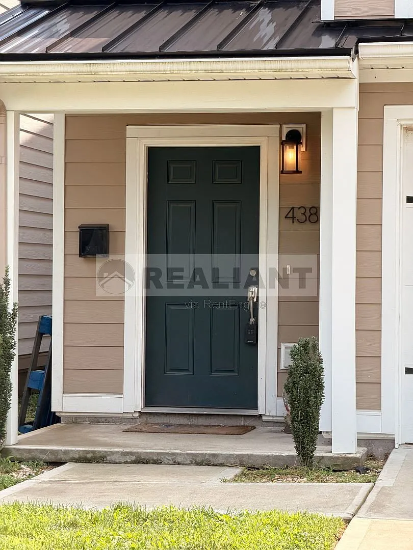 3 bed, 2.5 bath, 2200 sqft, $2,395 — Photo 2