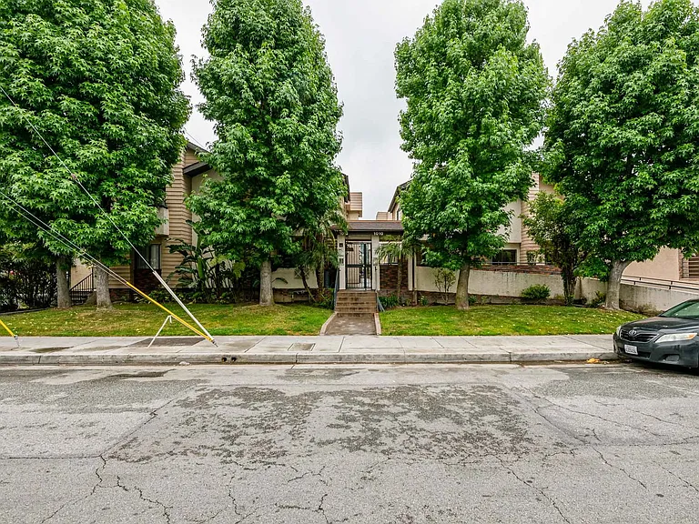 1010 - 1012 E Acacia Ave — Photo 19