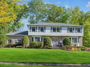 27 Robin Hood Way, Wayne, NJ 07470