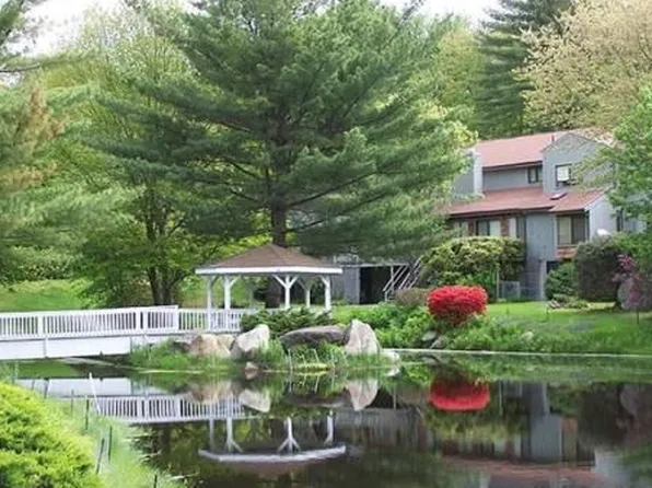 16 Meadowbrook Ln, Palmer, MA 01069