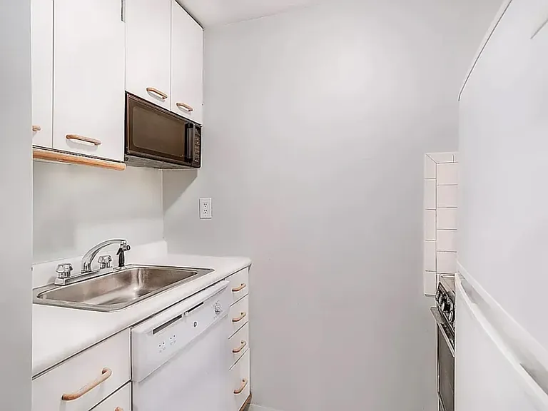 350 W 50th St #4BB — Photo 4