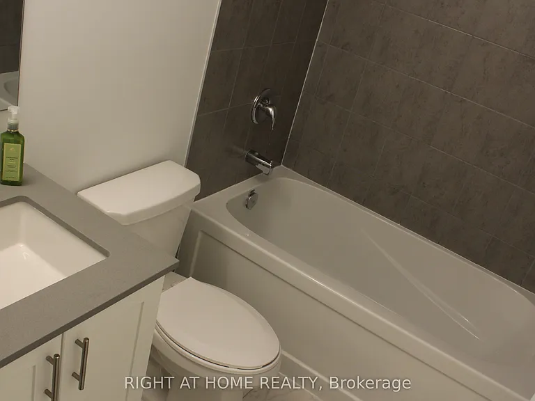 1075 Douglas McCurdy Cmn #249 — Photo 6