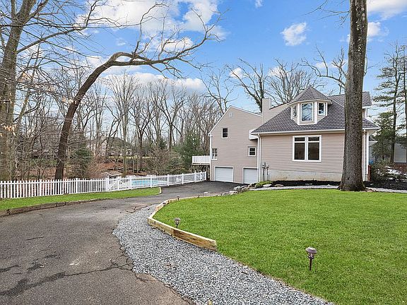3rd image of 529 Brook Ave
