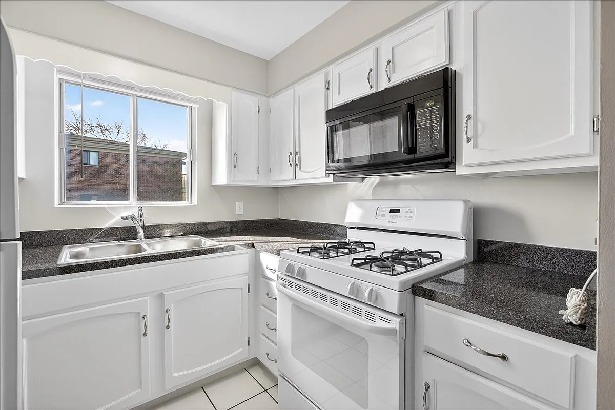 2 bed, 1025 sqft, $1,795 — Photo 4