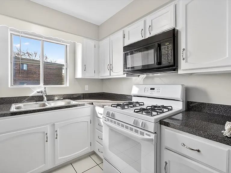 708 W 65th St #6 — Photo 4