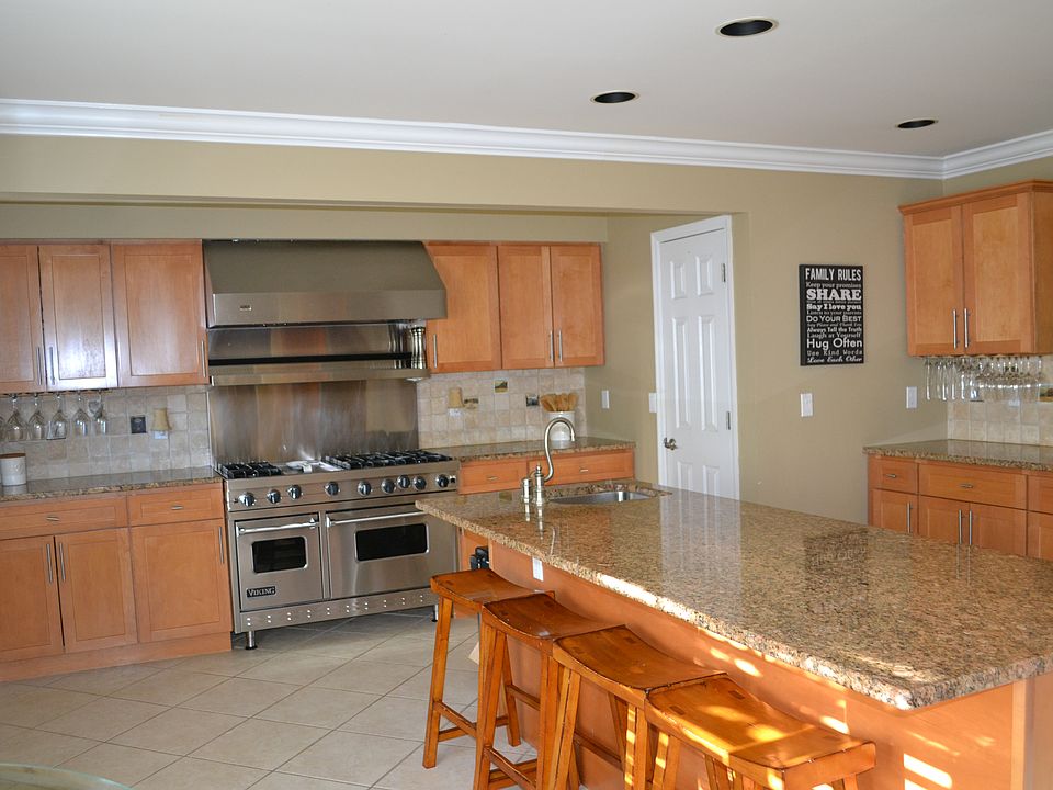 Huge Chef's Kitchen w Island
