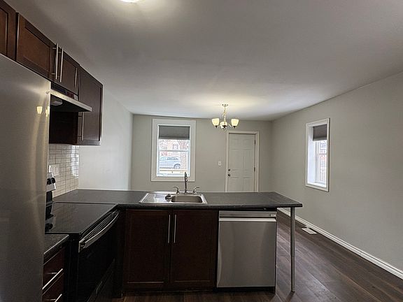 3rd image of 882 Redwood Ave