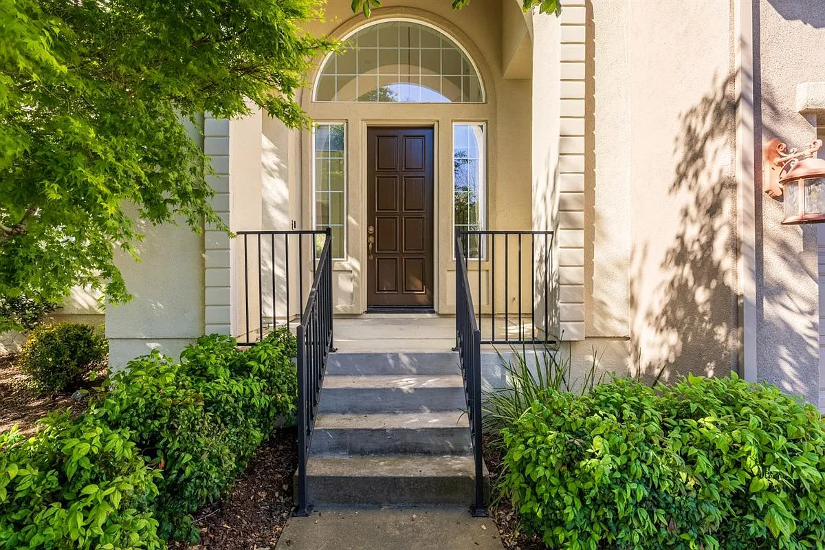 4 bed, 3527 sqft, $4,500 — Photo 2