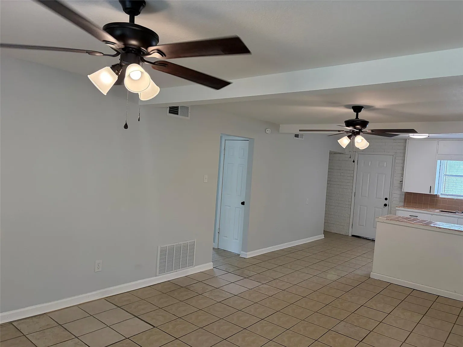 2 bed, 1.0 bath, 3782 sqft, $1,300 — Photo 4