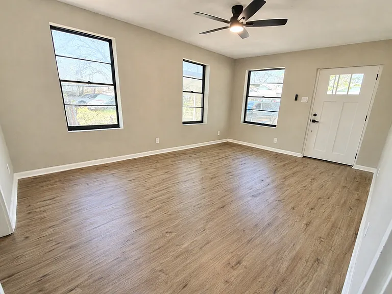 318 Uvalde St — Photo 5
