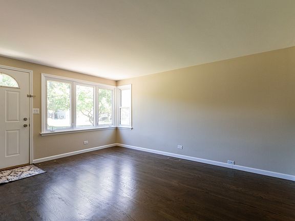 3rd image of 550 Dawn Cir