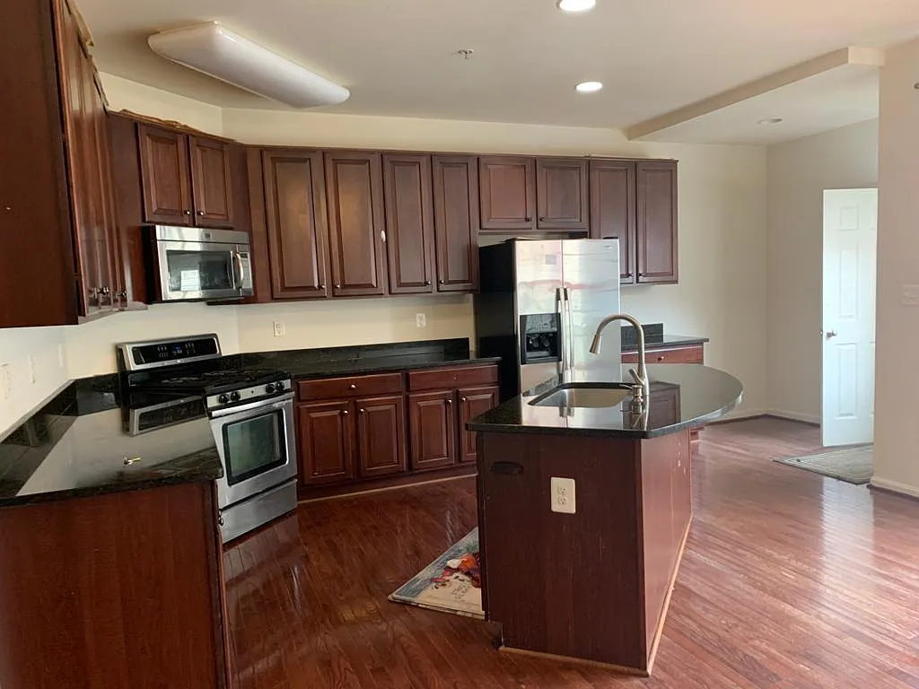 4 bed, 3.5 bath, 2394 sqft, $3,200 — Photo 4