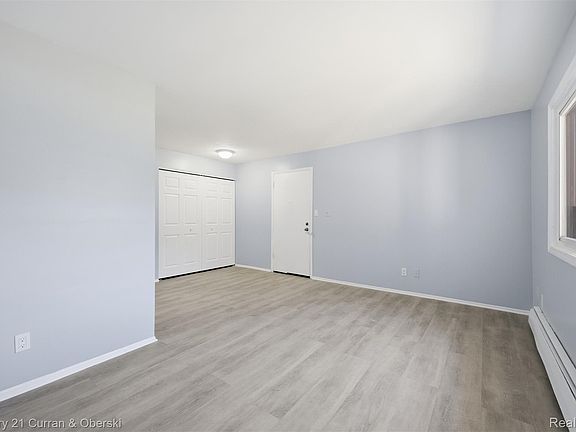 5th image of 31831 Grand River Ave Unit 85